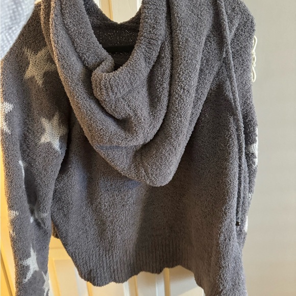 Grey fuzzy soft sweatshirt with stars size small - Picture 2 of 2